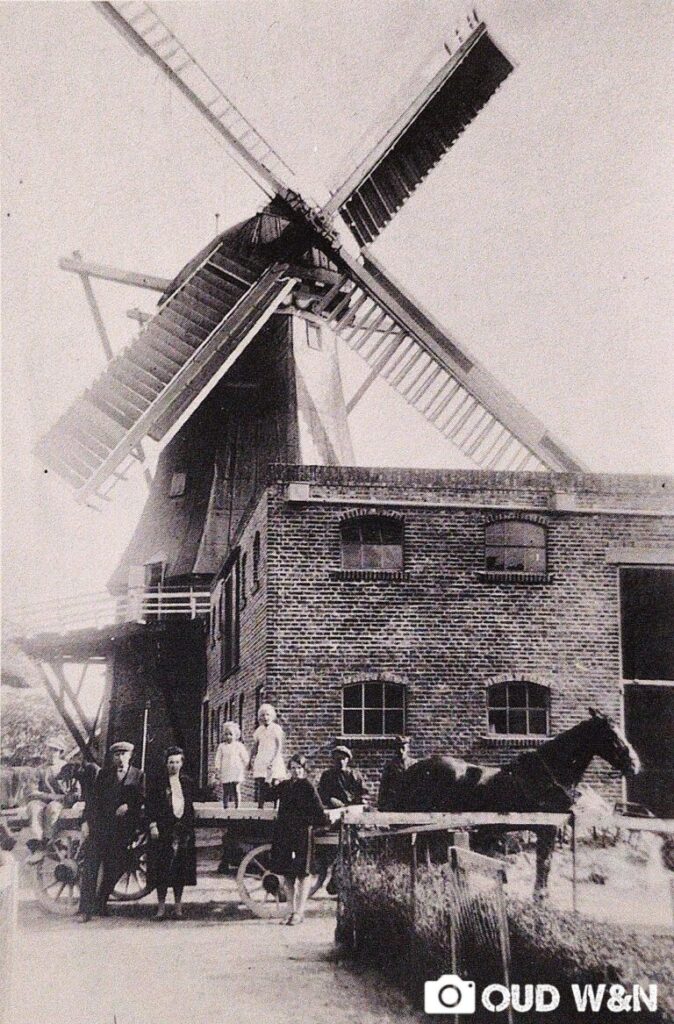 het bedrijfspand en molen van molenaar en bakker Tj. Poppinga. Op 21 juli 1896