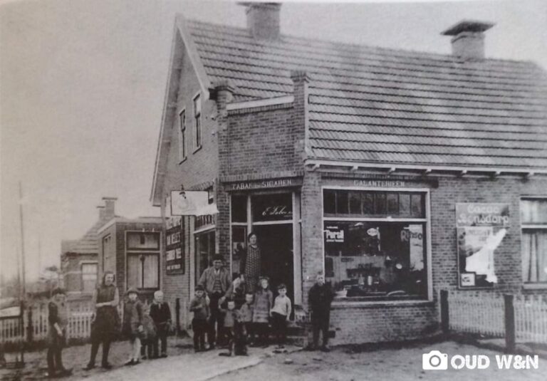 Op deze foto uit 1930 staat de kruidenierswinkel in Lutjegast