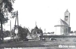 Deze foto van de Nederlands Hervormde Kerk in Doezum