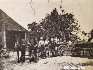 Achter de boerderij van A. de Boer kon je in 1933 dit tafereeltje waarnemen in Doezum