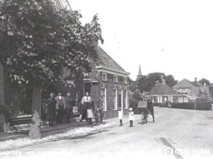 De groente - fruitwinkel van Tj. Aan de Albert tasmanweg lutjegast