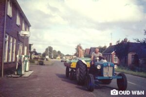 Op de trekker bij smeding in Sebaldeburen rond 1970