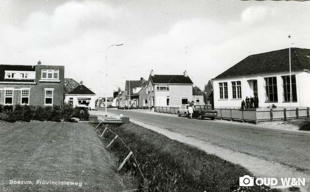 Dit is een foto uit Doezum uit 1971 van de Provincialeweg