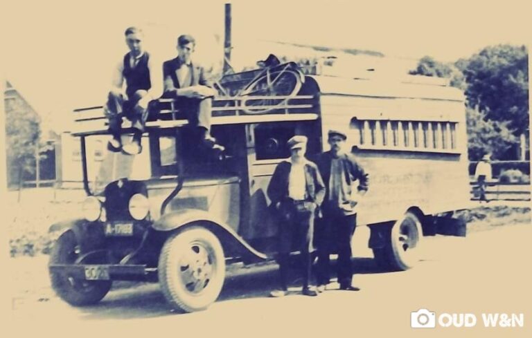 In het jaar 1937 stond de auto van boderijder v.d. Veld klaar voor de foto in Opende