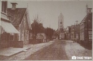 een mooi gezicht op de sterke zadeldak - toren van Tolbert