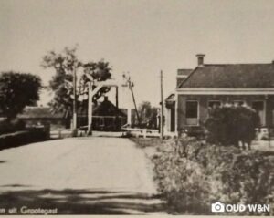 in het jaar 1950. Rechts van de brue café Hazenberg, in Grootegast