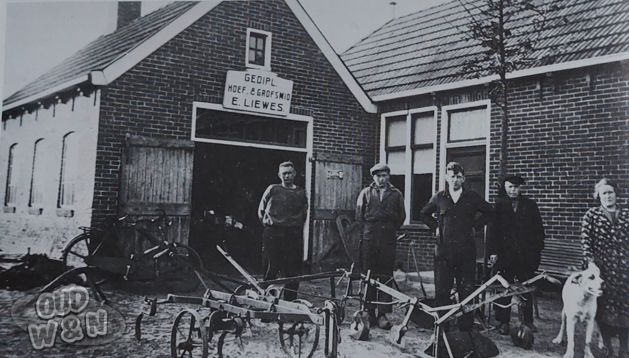 De smederij van Evert Liewes op de hoek Padkamp Leeksterweg in Roden